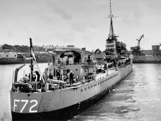 HMS Jersey entering harbour to swing into Victoria Pier